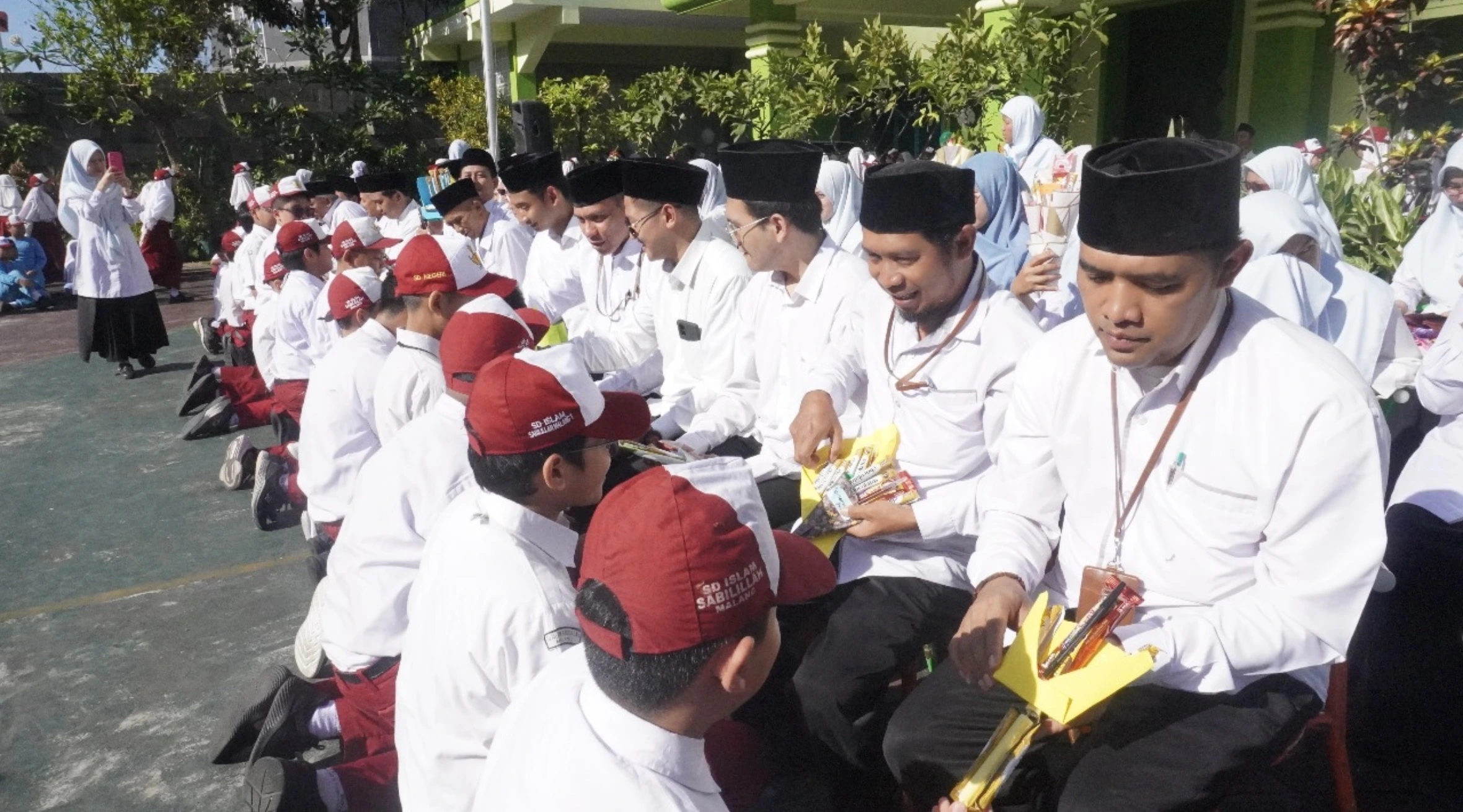 Buket, Lagu Spesial, dan Balon Kejutan Warnai Hari Guru di SDIS 1